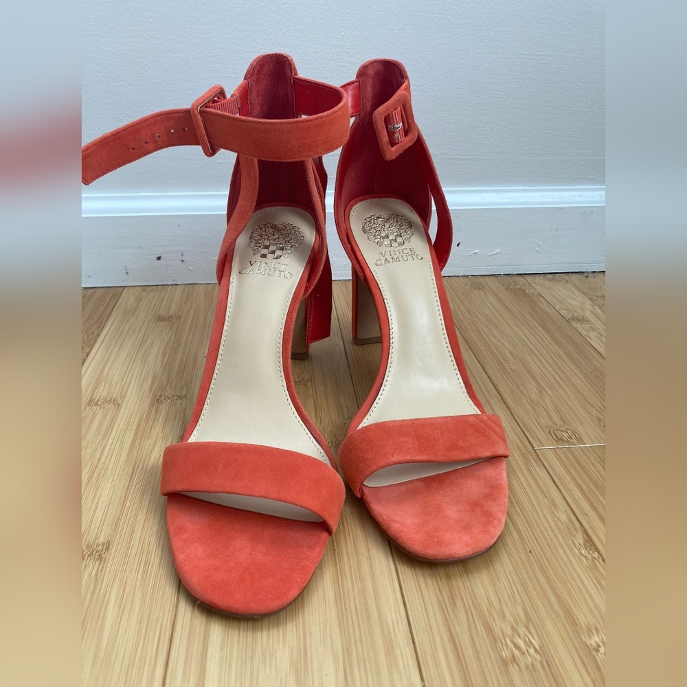 Vince Camuto open toe sandals 🧡